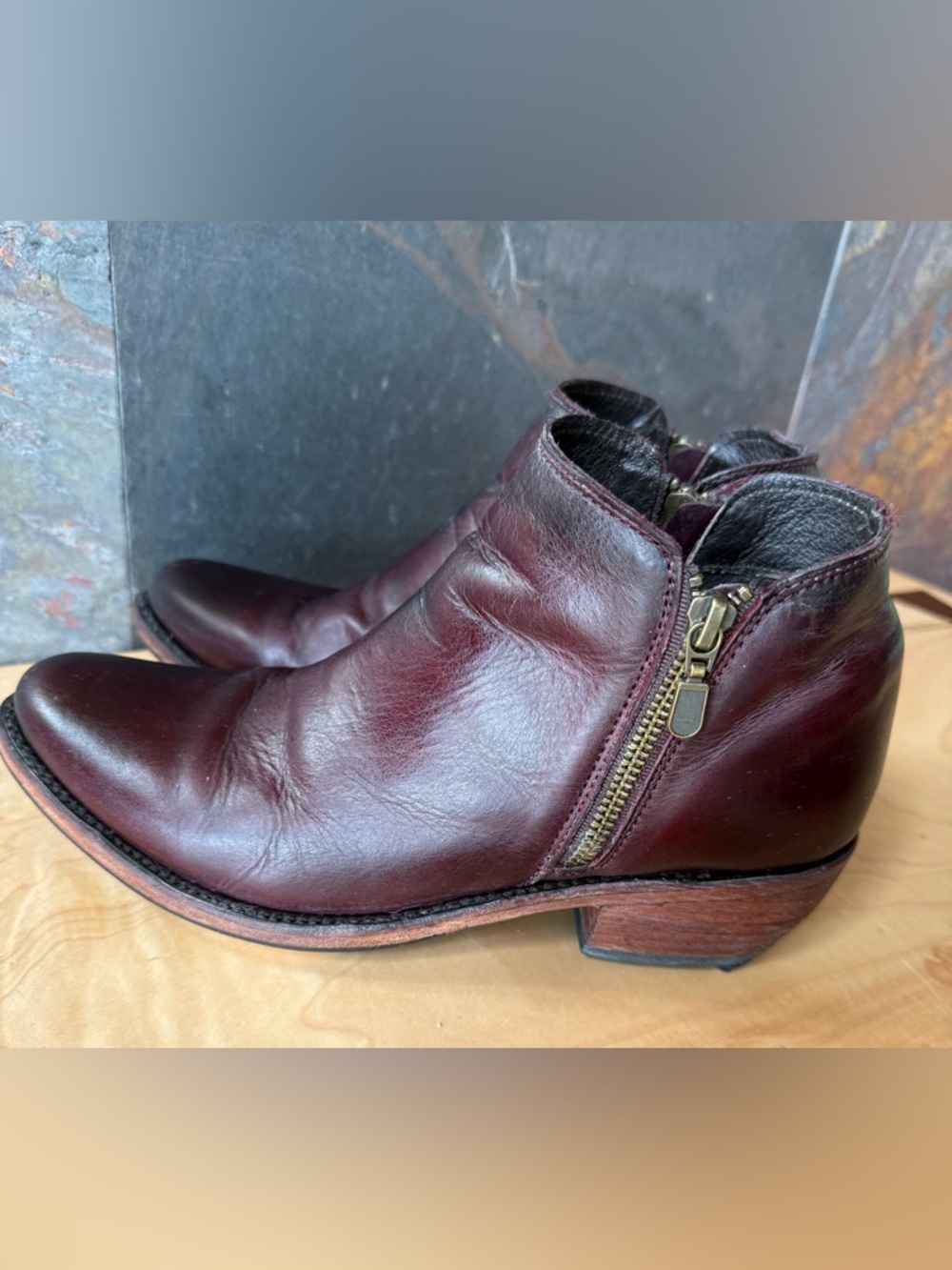 LibertyBlack twin zip booties, 8.5, deep maroon shade, EUC, Mexico, sturdy